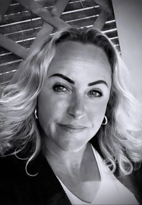 Monique De Vries