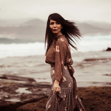 Many thanks to the Canarian Model @nizast for this awesome experience. On a stormy morning, we met at the Beach El Confital in the North of Gran Canaria. It was raining and quite cold, but I loved the dramatic scenery with the menacing waves and rocky landscape around us.