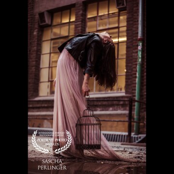 Thanks a lot to the Actress and Model @loredalin from Bochum. Just a few days before we met for our shooting, we brainstormed some ideas. We realized we like the same aesthetic. The result is a creepy and moody series with an end-of-time atmosphere.