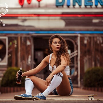 Thanks to the model @wondershei. For this photo shoot we met in Hannover in front of a U.S. diner. The series is named "Miami Freestyle Tribute", a hommage to the 80s music genre.