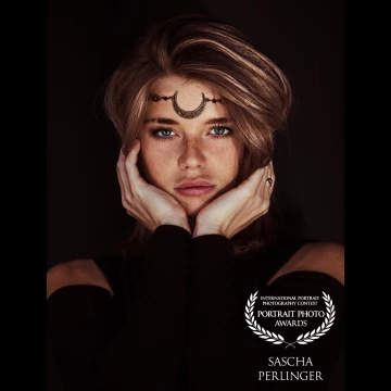 This shot was taken in a loft studio in Cologne. We just used available light and a black curtain. Many thanks to @yve_ninety_two for two awesome photo shoots.