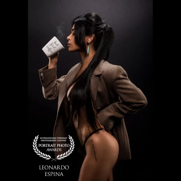 A good coffee is always welcome. Anytime, anywhere. This studio shoot was made with some harsh lighting to achieve a nice contrast between light and shadows.