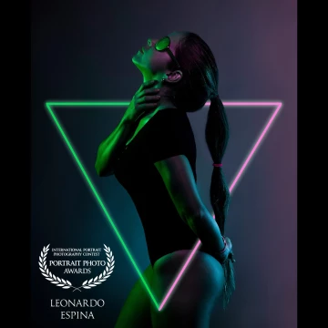 When we talk about studio sessions I am the first one to get excited about it. The image speaks for itself. We created a great lighting set up using colored gels and achieving an amazing result…