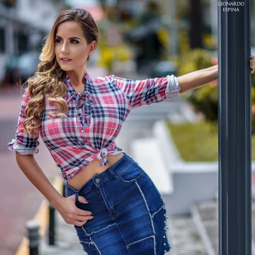 A street casual shot, on a sunny day, using a diffuser to soften the light and generate a more enveloping effect and very neutral shadows. A large-open lens aperture to get a great bokeh.