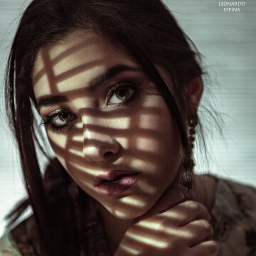 The morning light, creating an artistic effect between light and shadow by playing with architectural effects. Giving a special look to the expressions of the model.