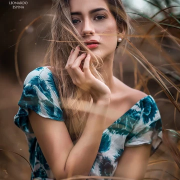 Working on a cloudy day just with natural light and an 85mm lens. We were able to capture this scene where her sight  gets your attention and the spectacular Bokeh, isolating the model from the background, hits your heart.