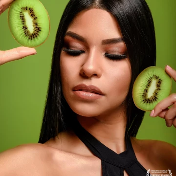 The power of the kiwi.<br />
A studio photoshoot with a fruity beautiful model and a soft light with an octabox and a reflector to create a soft contrast…