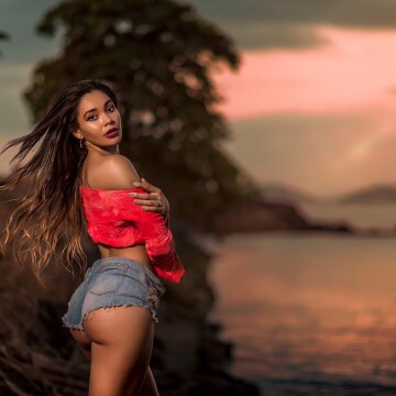 One of our favorites outdoor photoshoot with the perfect sunset captured with an 85mm that allows the model to separate it from the background, drawing attention at first sight.