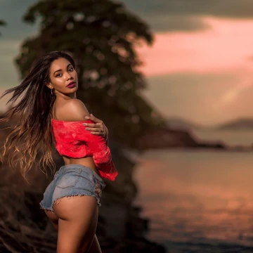 One of our favorites outdoor photoshoot with the perfect sunset captured with an 85mm that allows the model to separate it from the background, drawing attention at first sight.