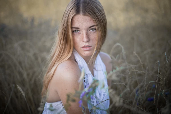 This picture arised in the nature on a simple grass field. The green eyes of this amazing Model come with the green grass especially for prestige. And the freckles fit nicely into the natural look. I love the naturally look and i love to shoot outdoor in nature.