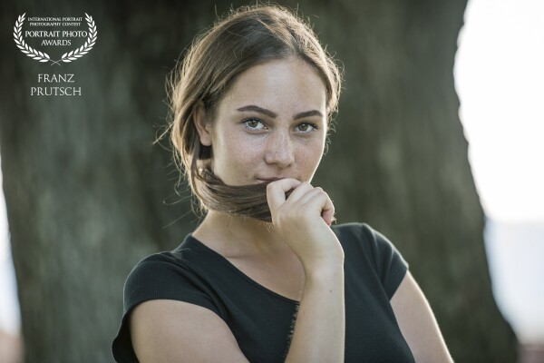 For taking this photo the evening light was my main light source.<br />
In addition to the naturalness of my model ... which was very<br />
important for me.<br />
Thank you Jennifer<br />
You are great.<br />
model: @jenniferkorodi