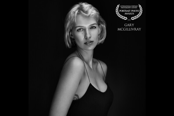 Clam shell lighting setup provided the edginess to this black and white image.<br />
Model: Arielle Giles<br />
Photographer: Gary McGillivray-Birnie<br />
Camera: Hasselblad H6d-50c Lens: 100mm f/2.2<br />
Settings: ISO 100, f/9, 1/200s<br />
www.mcgillivraybirniephotography.com<br />
https://www.instagram.com/mcgillivraybirniephotography/