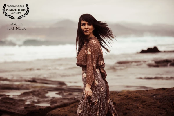 Many thanks to the Canarian Model @nizast for this awesome experience. On a stormy morning, we met at the Beach El Confital in the North of Gran Canaria. It was raining and quite cold, but I loved the dramatic scenery with the menacing waves and rocky landscape around us.