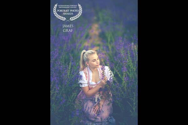 a beautiful picture creation, consisting of fashion, model and flower color. on the way to the shoot I discovered this beautiful lavender field and thus discovered a new lacation.