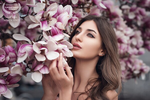 The only photoshoot I coud do with magnolia flowers this year before the snow destroyed them. Thank you dear @alma_mrc (represented by @teamagentur) for this spontaneous after-work shoot!