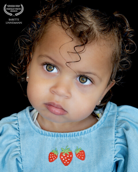 This is my daughter Noï, she was very serious in this shoot with her look and with her beautiful eyes and curls, she enchants me every time.
