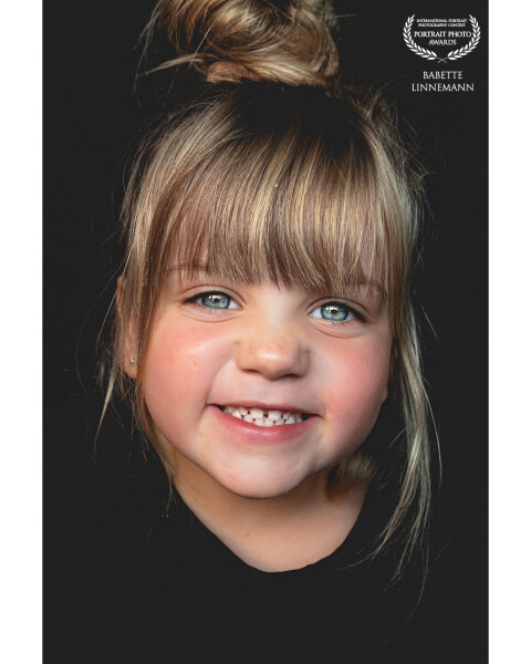 Abbie, a cheerful and sweet girl. together with her nice smile, eyes and hairstyle, this makes a wonderful photo to look at.