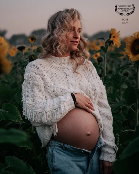 Pregnant women and flowers create a stunning combination. I’m in love with this image, Mother Nature...