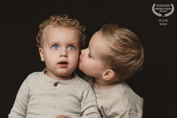 Twee broertjes met echt prachtige ijsblauwe ogen en kijk eens hoe lief ze voor elkaar zijn! Ze waren...