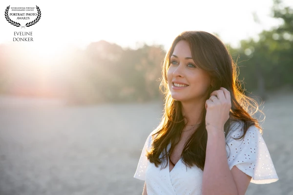 How I long for those warm summerevenings.... I love that soft light and I adore this woman's beauty...