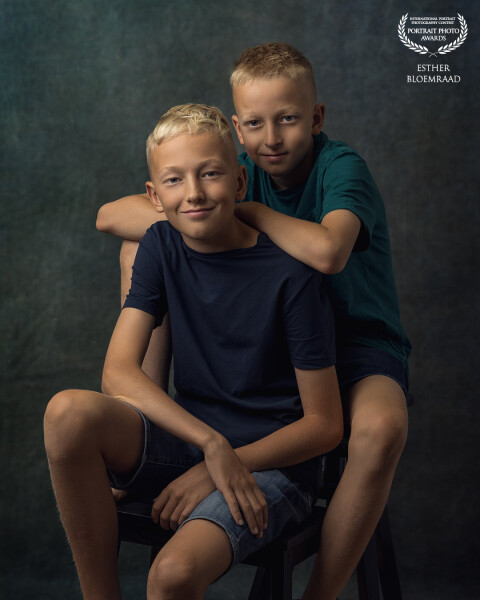 At the end of the holiday, these two wonderful brothers came in for a shoot. When photographing children, creating a relaxed atmosphere is key. Often, a bit of playful silliness is a great way to achieve this, leading to beautiful results. This lovely photo is one of them.<br />
<br />
Model: Tom en Max<br />
Photo & edit: @estherbloemraad.fotografie