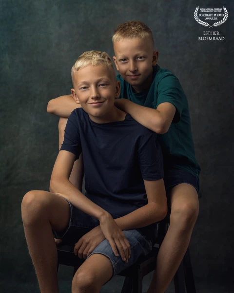 At the end of the holiday, these two wonderful brothers came in for a shoot. When photographing children, creating a relaxed atmosphere is key. Often, a bit of playful silliness is a great way to achieve this, leading to beautiful results. This lovely photo is one of them.<br />
<br />
Model: Tom en Max<br />
Photo & edit: @estherbloemraad.fotografie