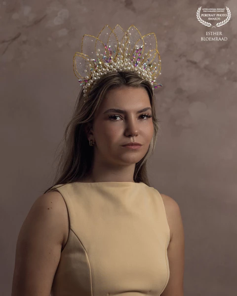 Met Dayenka during a masterclass in portrait photography. Coincidentally, she was recently in the area and stopped by for a shoot with masks. The beautiful handmade crown also had to be used, and with the light background and my favorite lighting setup, this stunning fine art photo was created.<br />
<br />
Model: Dayenka<br />
Photo & edit: @estherbloemraad.fotografie