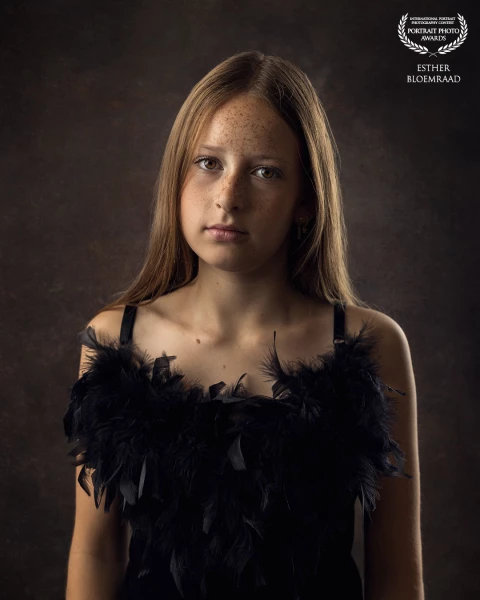 A serene gaze, captured in light. A small experiment with rim lighting. Something I don’t usually use, but fun to try. Combined with the flash, it creates an atmosphere that is both intimate and powerful.<br />
<br />
Model: Evi<br />
Photo & edit: @estherbloemraad.fotografie