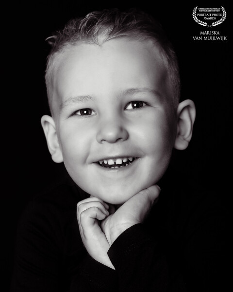 This photo was taken during my 'Portretjesdag', a day filled with smiles, giggles, and sweet little faces like this one. What a star!