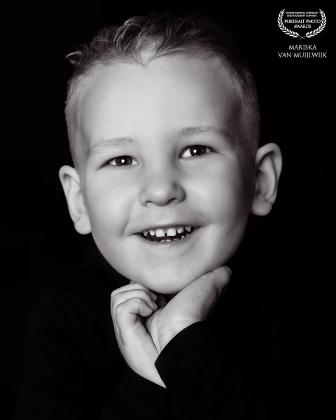 This photo was taken during my 'Portretjesdag', a day filled with smiles, giggles, and sweet little faces like this one. What a star!