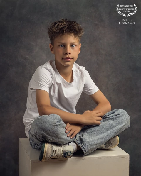 Jort was one of the first boys I did a photoshoot with three years ago. Now, three years later, he returned to the studio. It was so much fun to do another shoot with him! We recreated photos from three years ago and also captured many other beautiful shots. The block Jort is sitting on I sometimes use, and it fits perfectly with this photo!<br />
<br />
Model: Jort<br />
Photo & edit: @estherbloemraad.fotografie