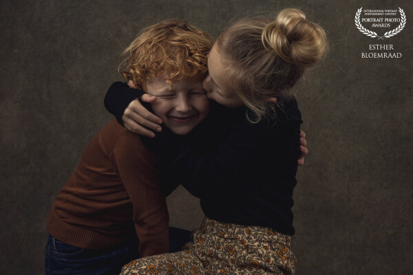When children come in for a photoshoot, the beginning is always a bit scary and unfamiliar. After the first few photos, the awkwardness fades, and they start to feel more comfortable in front of the camera. A photoshoot should be fun for children, and what’s more fun than taking silly pictures alongside the smiling ones? A little goofing around during the shoot is important. And when children say afterward, 'That was fun, we’d love to do this again!', that’s when I know the shoot was a success!<br />
<br />
Model: Saar en Huub<br />
Photo & edit: @estherbloemraad.fotografie