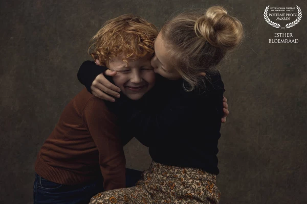 When children come in for a photoshoot, the beginning is always a bit scary and unfamiliar. After the first few photos, the awkwardness fades, and they start to feel more comfortable in front of the camera. A photoshoot should be fun for children, and what’s more fun than taking silly pictures alongside the smiling ones? A little goofing around during the shoot is important. And when children say afterward, 'That was fun, we’d love to do this again!', that’s when I know the shoot was a success!<br />
<br />
Model: Saar en Huub<br />
Photo & edit: @estherbloemraad.fotografie
