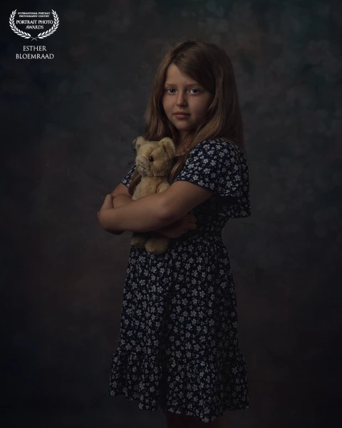 Joury has been wanting shoot photos with me for forever. It has been so much fun to see how she brought her own ideas forward while doing the shoot. And especially wanting to have a photo together with her old bear. This stunning picture was created in my favourite Rembrandtlight.<br />
<br />
Model: Joury<br />
Photo & edit: @estherbloemraad.fotografie