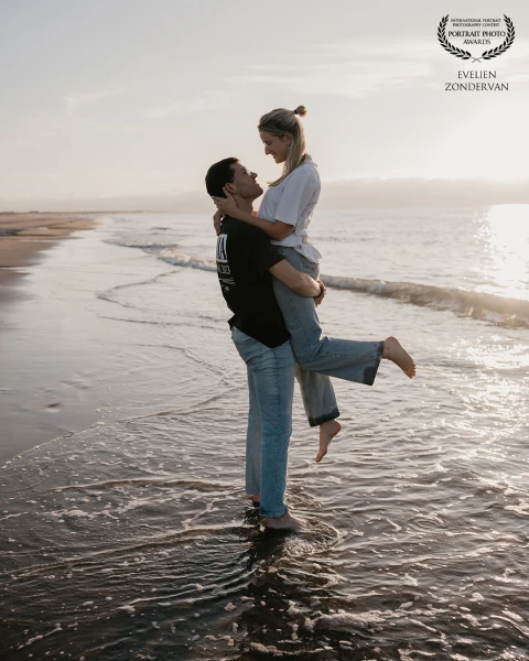 Britt & Pascal bij zonsondergang op het Zeeuwse strand.