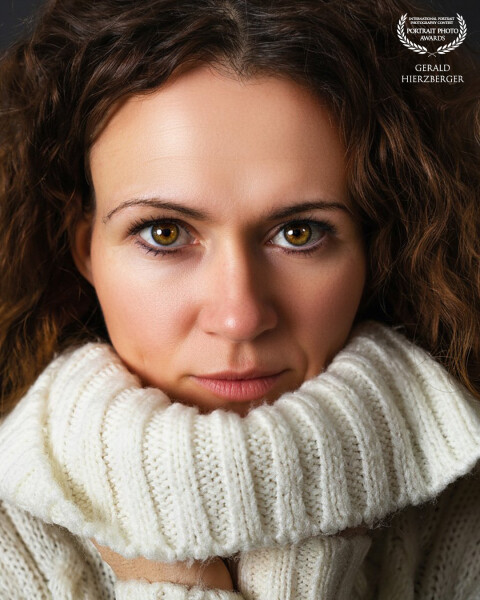 The eyes as the mirror of the soul – a portrait that unites strength, authenticity, and quiet elegan...