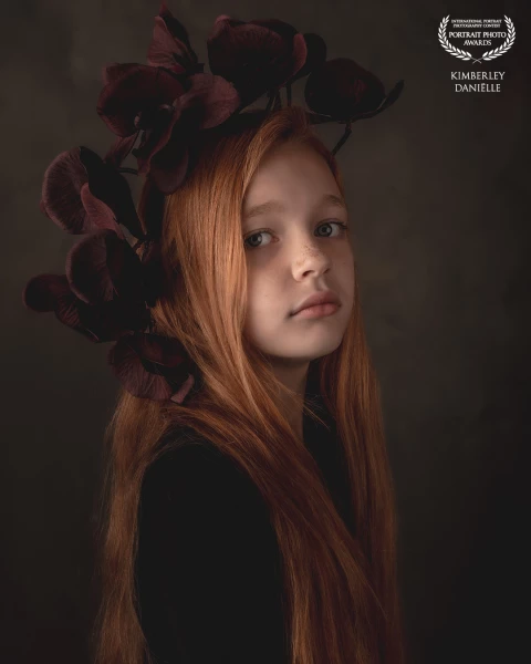 Zacht licht, bloemen en een lichte fine art bewerking. Haar rode haar en sproetjes make een mooi geh...