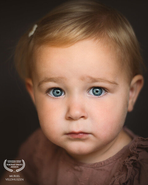 Dit is geen pose, dit is een moment. Een blik die je niet kan vragen, alleen kunt vangen.