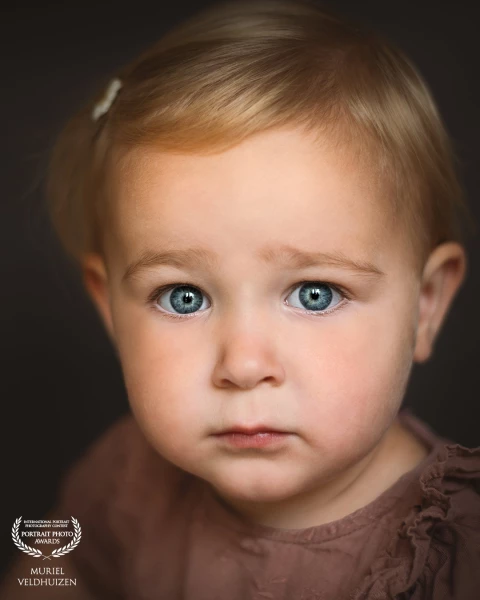 Dit is geen pose, dit is een moment. Een blik die je niet kan vragen, alleen kunt vangen.