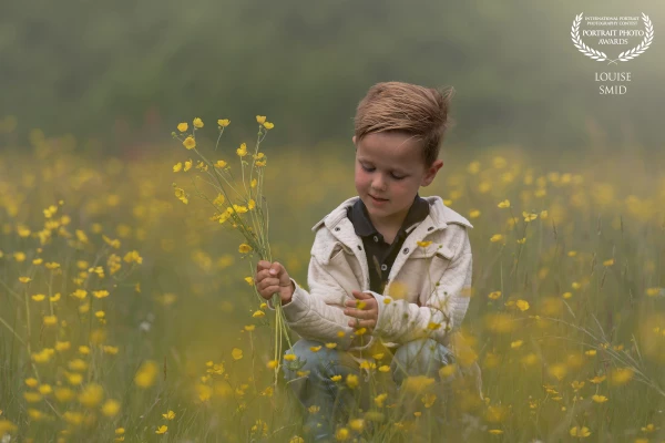 Mijn lieve knappe zoon tussen de boterbloemen.