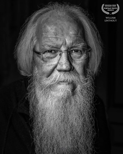 Soms heb je geen studio nodig enkel een geschikt model. Deze foto werd gemaakt op een verjaardagsfee...