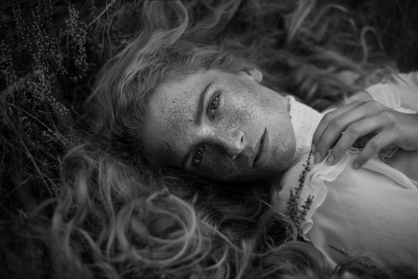 The beautiful model @elinee_vdb lay on the ground of the heath. Surrounded by the wonderful long hair and the freckles created this wonderful expression.
