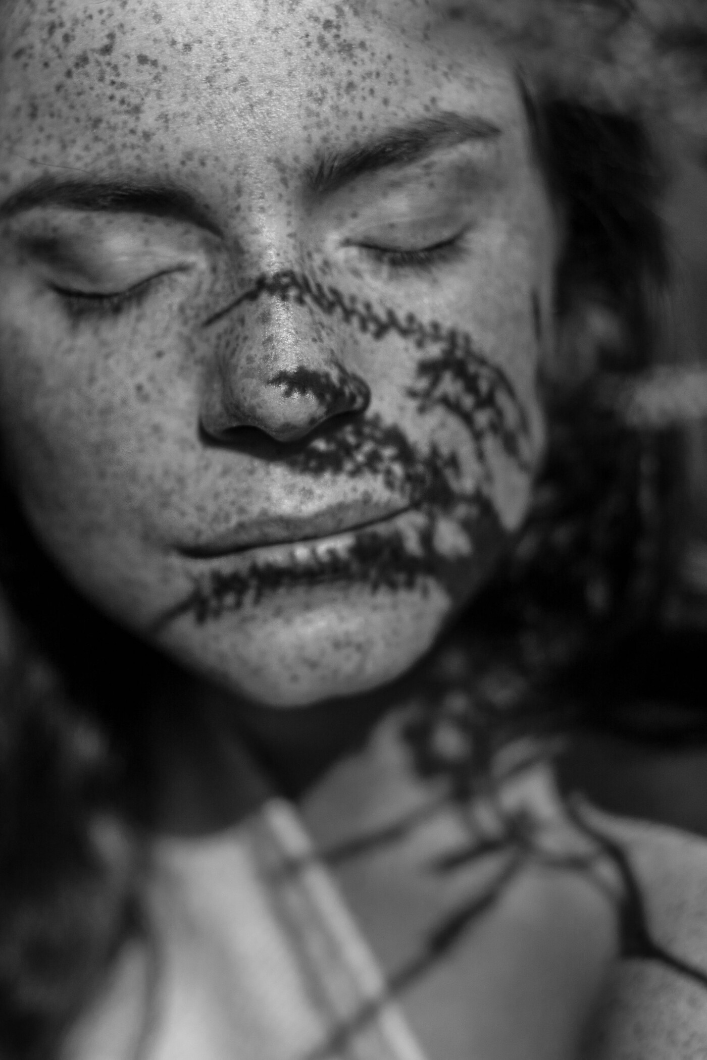 This picture was made with sunlight only. I want to try out with the shadows on the face of the model. And so created this beautiful close up in the midst of the many freckles!
