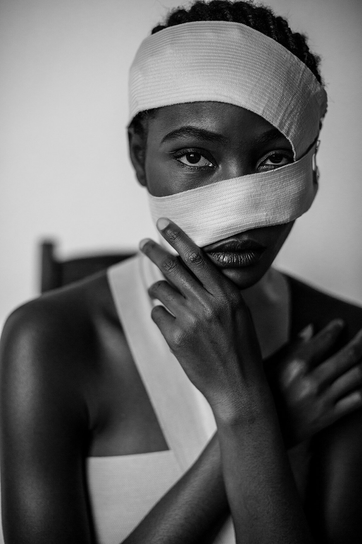 This is photo of my series ´feel and pain´. The amazing @jennaaota had the courage, to look behind the bandage. It was an idea of me and thanks jenna, which she has participated in.