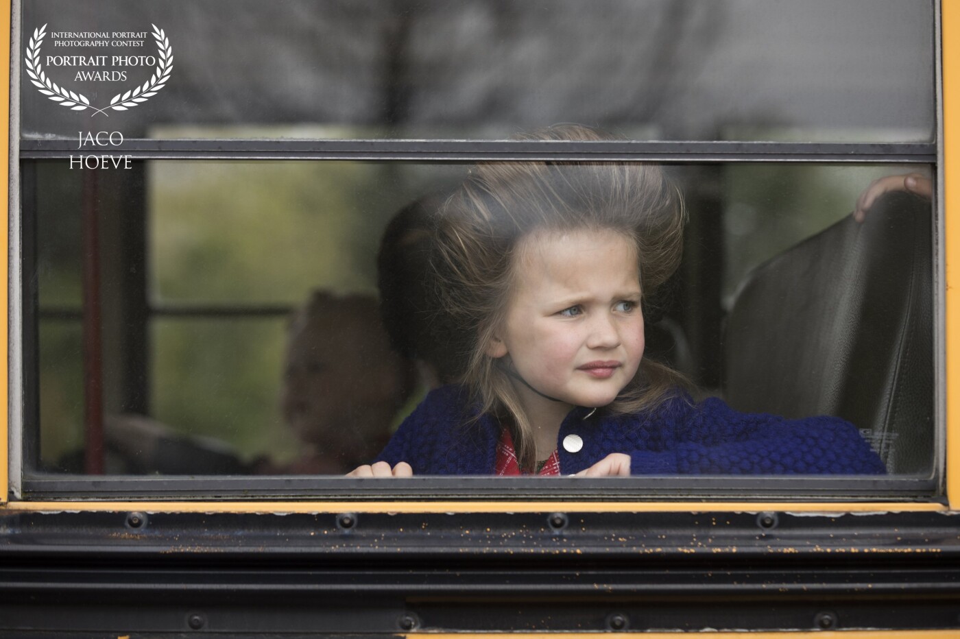 For the wedding of their teacher, the schoolchildren may wear the traditional ‘Staphorster klederdracht’. A costume that nowadays mainly belongs to dutch heritage. The girl on this picture is sitting in an old schoolbus to go to civil marriage in the town hall. You can see some tension on her face for what’s going on. 
