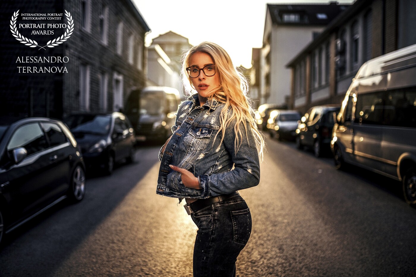 The photo I photographed at sunset, at a backlight situation.<br />
I used a reflector.<br />
I took the photo in Wuppertal.<br />
Model: Ricarda