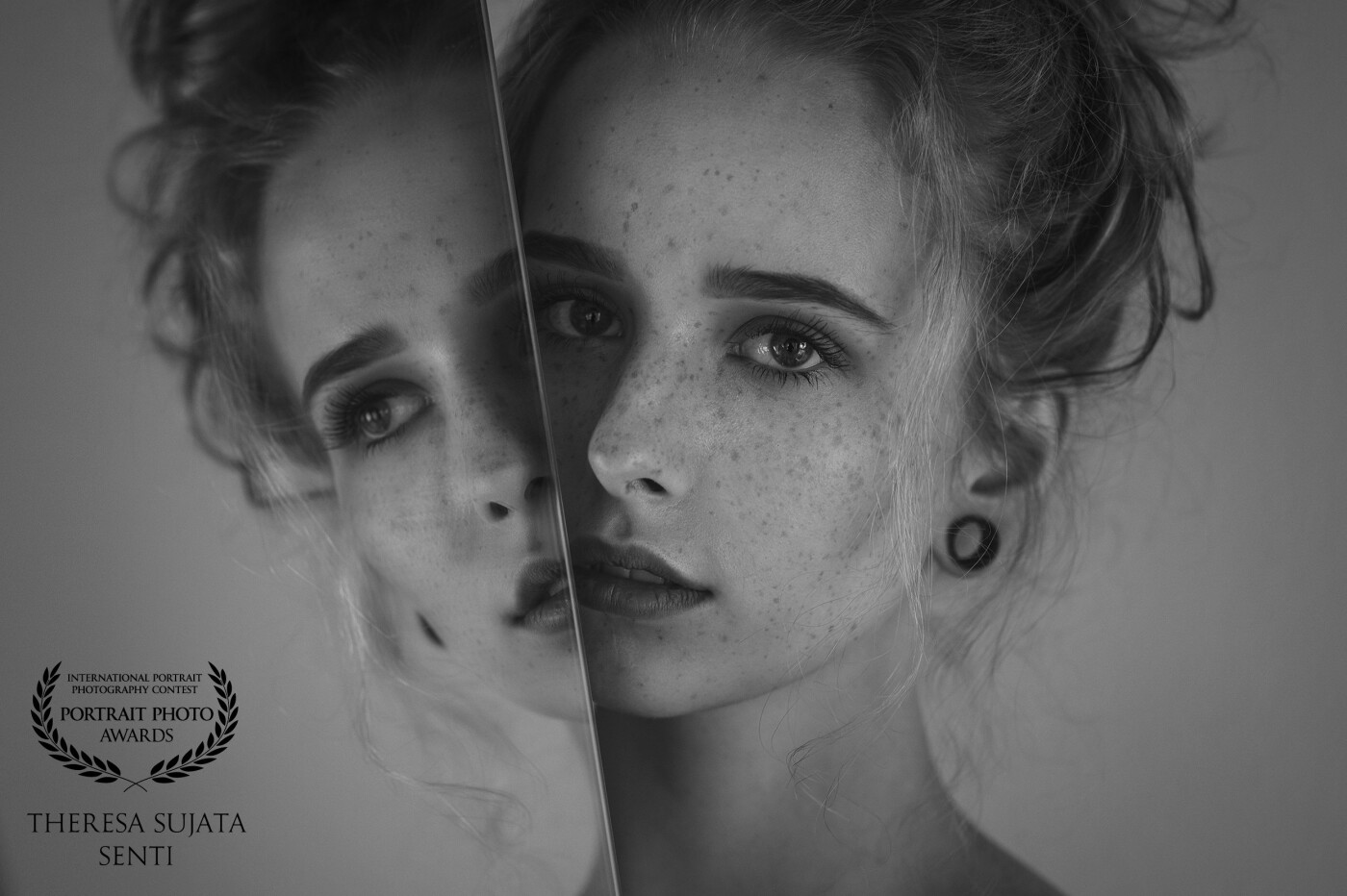 2x Nikol <3 I just love to work with mirrors, they a such a simple tool but the possibilities are endless.<br />
Model: Nikol<br />
Photo & Retouch: SujARTa / Theresa Sujata Senti