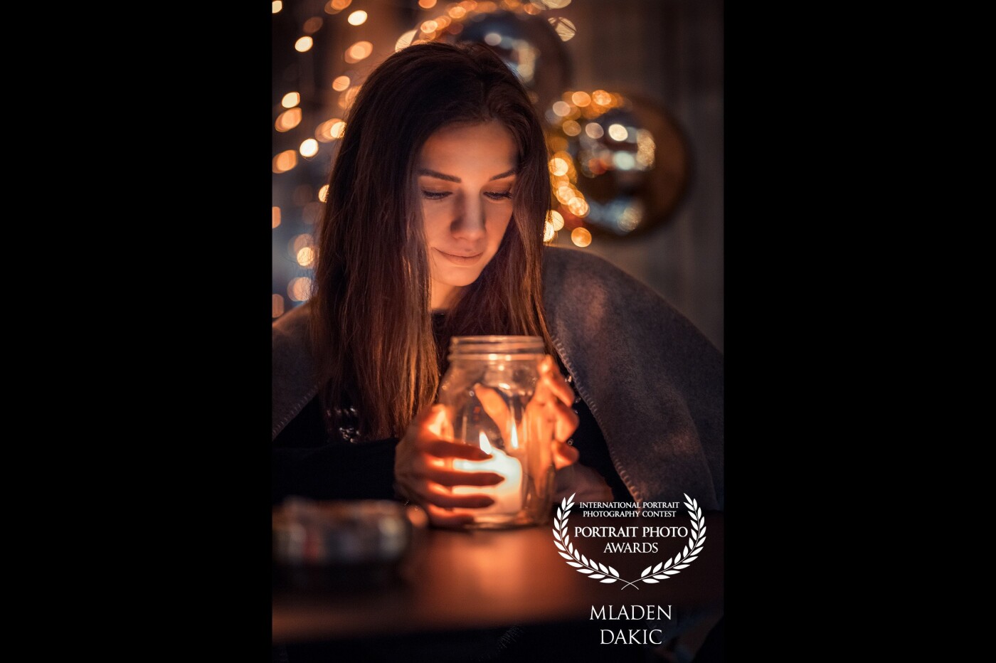 Unfortunately, this picture is not new. My model Yllnore and I walked in December 2018 through the pre-Christmas Bern and took very nice photos. One of them is "Warm light gives a warm heart" which shows the Christmas candles and their light very nicely. I used natural light only.