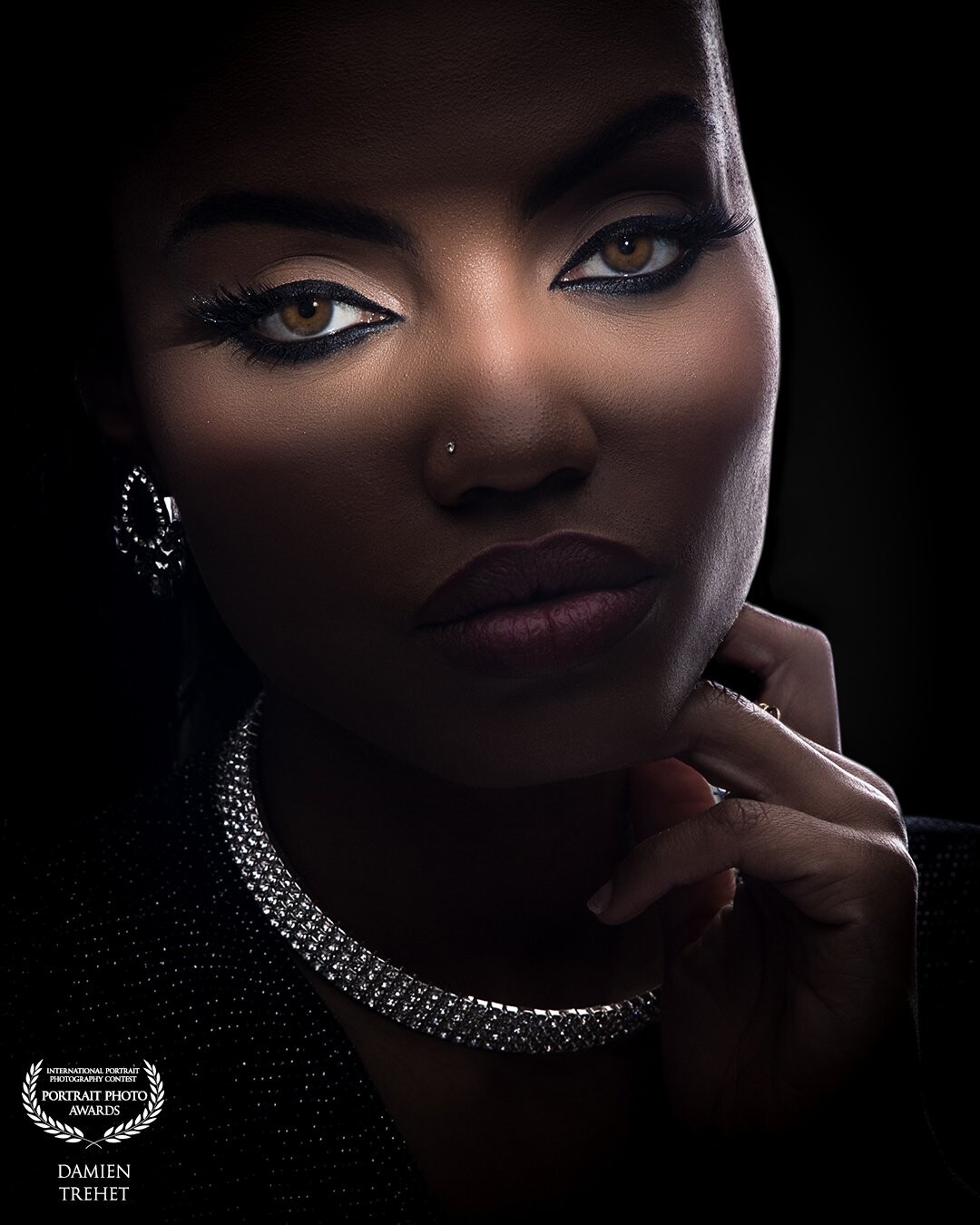 In this dark atmosphere, the contrast is made with the light on the eyes and the jewels glitterring. The line of light on the eyes is made with a gobo on an optical snoot.