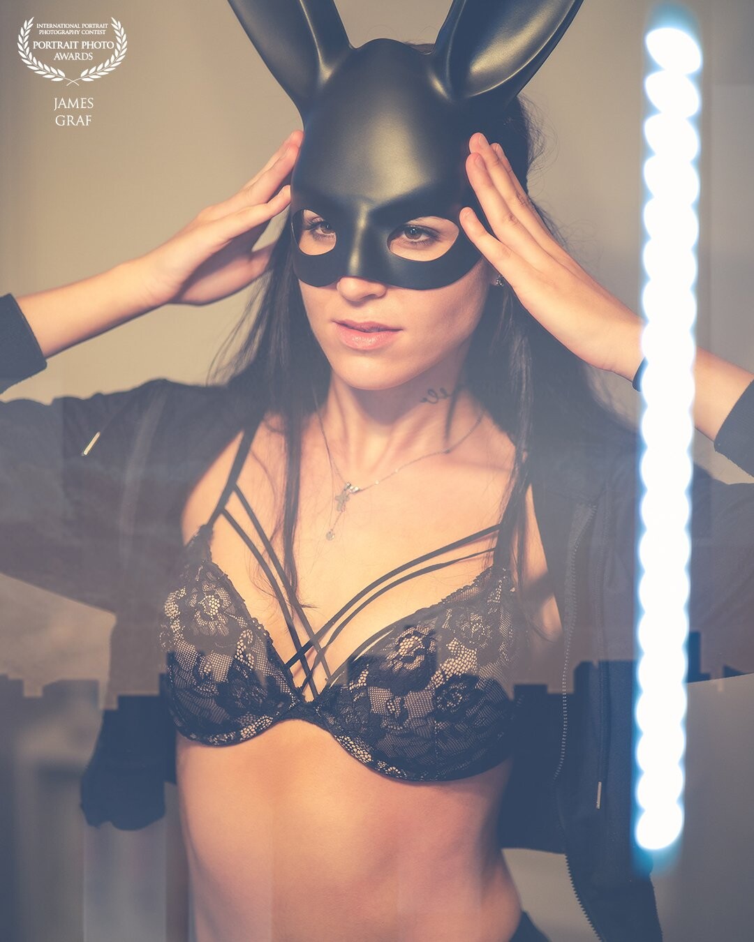 Often one is looking for the perfect location and no longer concentrates on the model. a good shoot can take place anywhere, like here in your own bathroom.